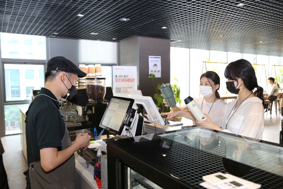 DL이앤씨 직원들이 서울시 종로구 돈의문 디타워에 위치한 D라운지카페에서 개인 컵을 사용해 음료를 주문하고 있다. /사진=DL이앤씨 제공