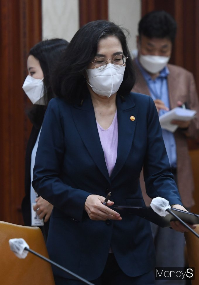 [머니S포토] 비상경제장관회의 참석하는 김현숙 여성가족부 장관
