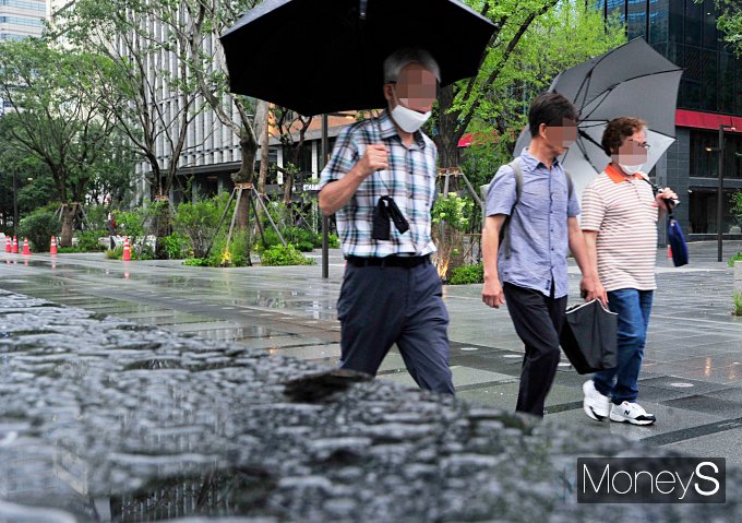 [머니S포토] 중부지방 오늘부터 '장마급 폭우'