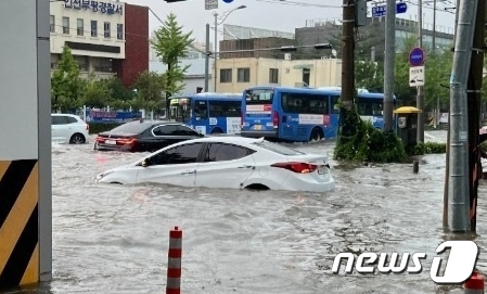 호우경보가 발효된 8일 오후 인천시 부평구 부평경찰서 인근 도로가 폭우에 잠겨있다. (독자제공) 2022.8.8/뉴스1