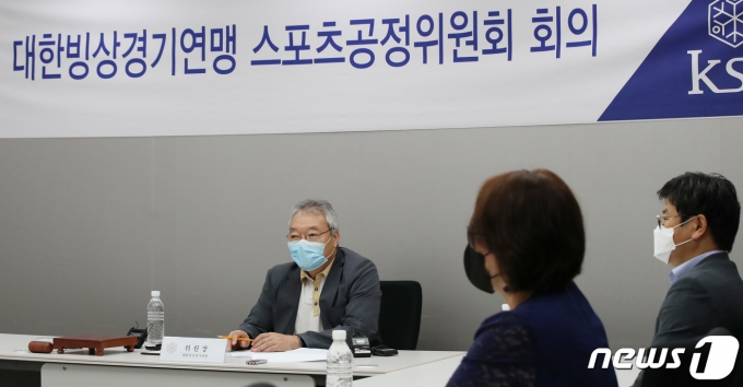 김성철 대한빙상경기연맹 스포츠공정위원장이 8일 오후 서울 송파구 대한빙상경기연맹 회의실에서 열린 진천 국가대표 선수촌 내 음주운전 사고 관련 스포츠공정위원회(징계위원회)를 주재하고 있다. 2022.8.8/뉴스1 ⓒ News1 박지혜 기자