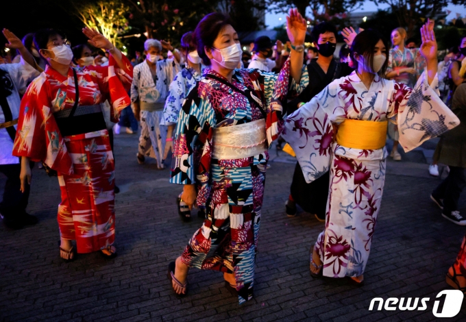 6일 일본 도쿄에서 마스크를 착용한 여성들이 전통의상을 입고 본 오도리 축제를 즐기고 있다. 2022.08.06 ⓒ 로이터=뉴스1 ⓒ News1 정윤미 기자