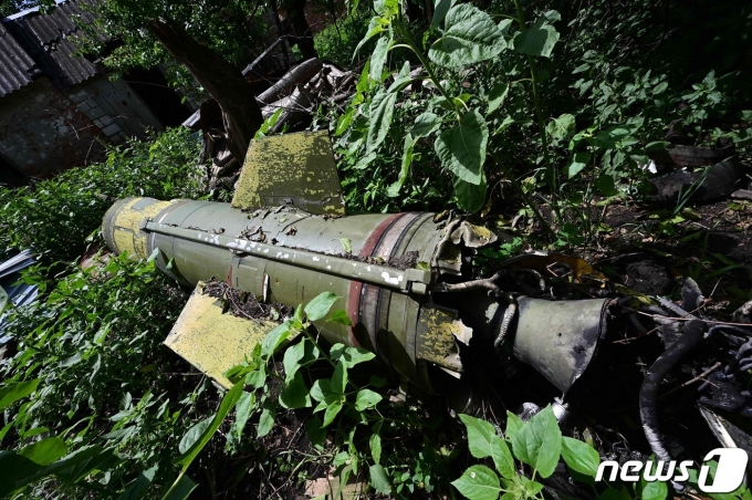 13일 (현지시간) 우크라이나 동부 지역 주택 정원에 러시아 군이 발사한 토츠카 U 미사일이 보인다. ⓒ AFP=뉴스1 ⓒ News1 우동명 기자