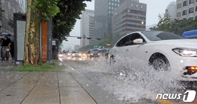 중부지방을 중심으로 폭우가 쏟아진 8일 서울 도로를 지나가는 차량이 물 웅덩이를 지나며 물보라를 일으키고 있다. 2022.8.8/뉴스1 ⓒ News1 장수영 기자