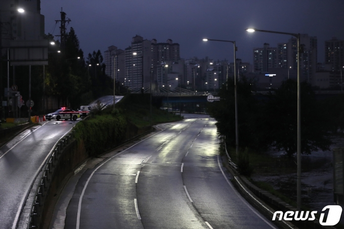 중부지방 집중호우로 동부간선도로가 전면 통제된 8일 서울 중랑교에서 바라본 동부간선도로가 통제되고 있다. 2022.8.8/뉴스1 ⓒ News1 이성철 기자