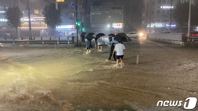 8일 밤 서울 관악구 도림천 일대가 물에 잠겨있다. 2022.8.8/뉴스1 ⓒ News1 이성철 기자