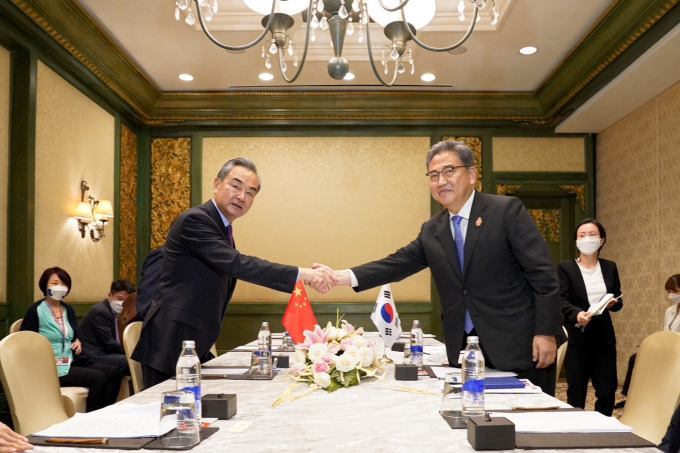 왕이 중국 외교부장(왼쪽)과 박진 외교부 장관. (외교부 제공) ⓒ 뉴스1