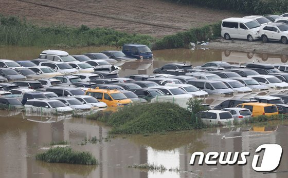 폭우로 침수된 수입자동차만 400대가 넘으며 보험사들의 피해도 커질 것으로 추정된다./사진=뉴스1 
