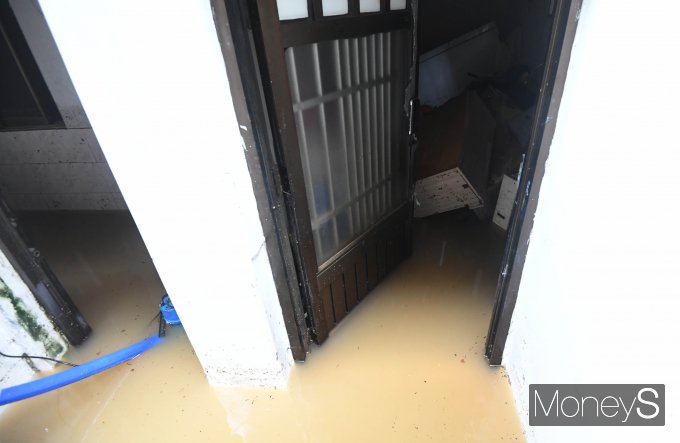 [머니S포토] 80년만의 폭우로 잠긴 주택 반지하