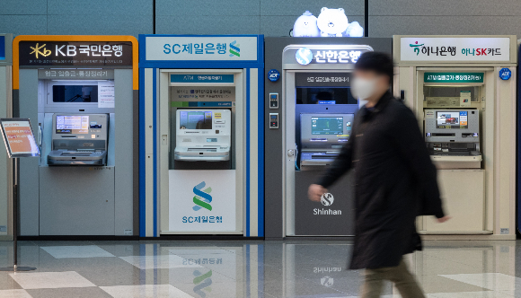 은행들이 고금리 예·적금을 내놓고 있지만 대부분 우대조건을 충족해야 해 금융 소비자들은 여전히 수신금리에 만족하지 못하는 분위기다. 사진은 서울 시내의 시중은행 ATM기기의 모습./사진=뉴스1 