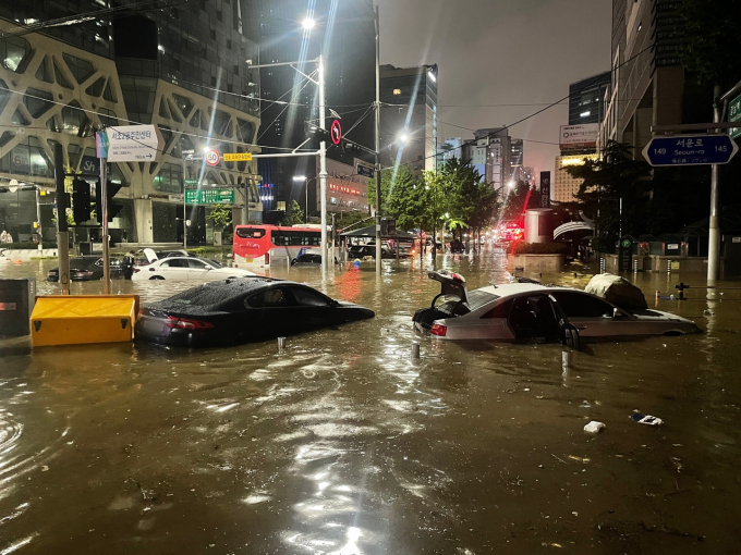 지난 8일과 9일에 연이어 오는 10일 다시금 폭우가 쏟아질 것으로 예상된다. 사진은 지난 8일 서울 서초구 진흥아파트 인근 도로가 침수돼 차량이 물에 잠긴 모습. /사진=뉴스1