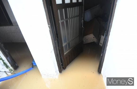수도권을 비롯한 중부지방에 기록적인 폭우가 내린 가운데 9일 서울 동작구 신대방동의 다세대 주택 반지하층이 물에 잠겨 있는 모습./사진=장동규 기자 