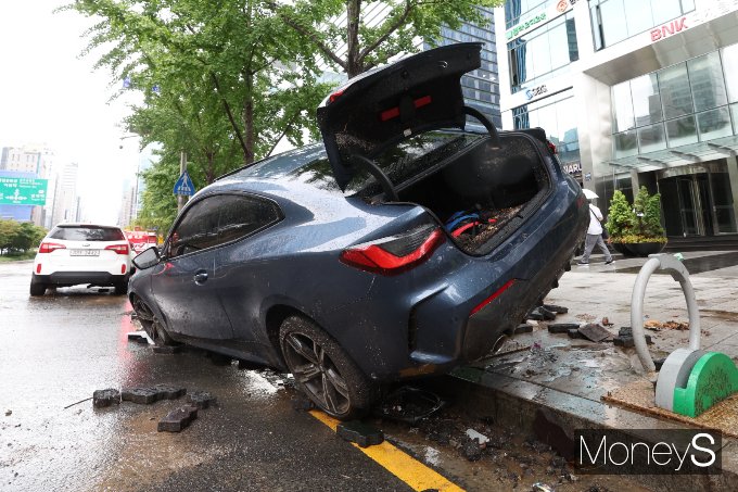 침수차는 꼼꼼한 점검과 사후관리를 해야 한다. 사진은 지난 8일 내린 폭우로 서울 강남의 한 도로에서 침수됐던 차가 이튿날 물이 빠지면서 가로수와 인도에 걸친 채로 드러난 모습. /사진=장동규 기자