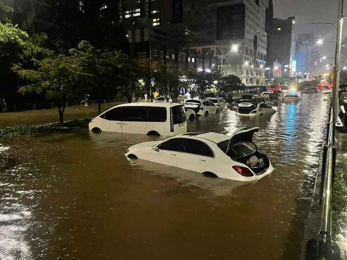자동차가 침수됐다면 꼼꼼한 점검과 함께 반드시 사후관리를 해야한다. 사진은 지난 8일 내린 폭우로 서울 강남의 한 도로에 차가 물에 잠긴 모습. /사진=뉴스1