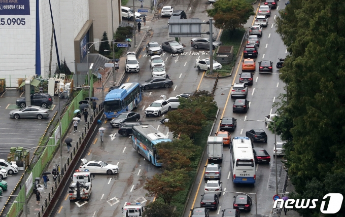 서울을 비롯한 중부지역에 기록적인 폭우가 내린 9일 오전 서울 서초구 서초동 진흥아파트 앞 서초대로에 전날 쏟아진 폭우에 침수, 고립된 차량들이 뒤엉켜 있다. 2022.8.9/뉴스1 ⓒ News1 박세연 기자