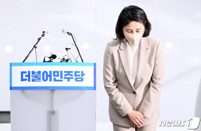 지난 2월 9일 당시 이재명 더불어민주당 대선 후보의 배우자 김혜경 씨가 울 여의도 더불어민주당 중앙당사에서 열린 과잉의전 논란 관련 기자회견에서 고개 숙여 사과하고 있다. ⓒ News1 DB