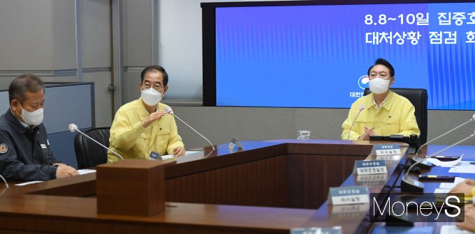 [머니S포토] 집중호우 대처상황 보고 받는 尹 대통령