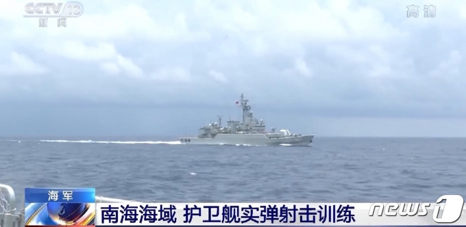 중국 관영 중앙(CC)TV는 11일 중국 해군 호위함이 9~11일 동안 남중국해에서 훈련을 실시했다고 보도했다. ⓒ 뉴스1(CCTV 갈무리)
