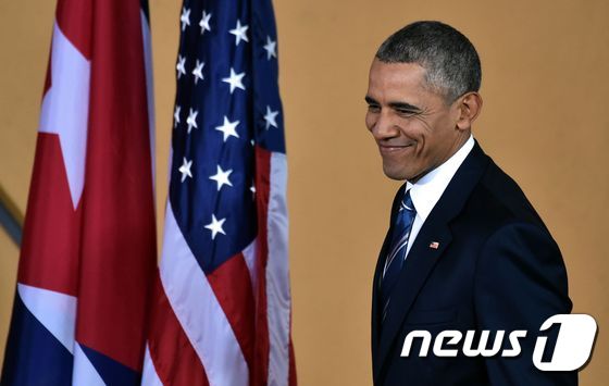 버락 오바마 전 미국 대통령이 지난 2016년 3월21일 (현지시간) 쿠바 수도 아바나에서 열린 기업가 정신 패널 토론회에서 미소를 짓고 있다. ⓒ AFP=뉴스1