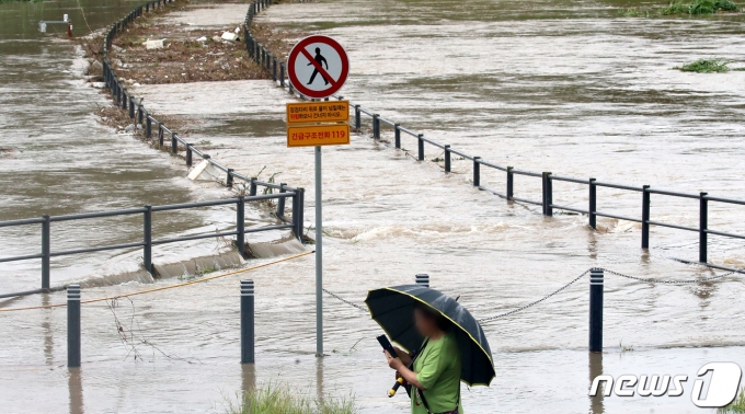 충청권에 폭우가 쏟아지며 대전 지역에도 비 피해가 속출하고 있는 가운데 10일 대전 유성천 하천보행도가 침수돼 있다. 2022.8.10/뉴스1 ⓒ News1 김기태 기자