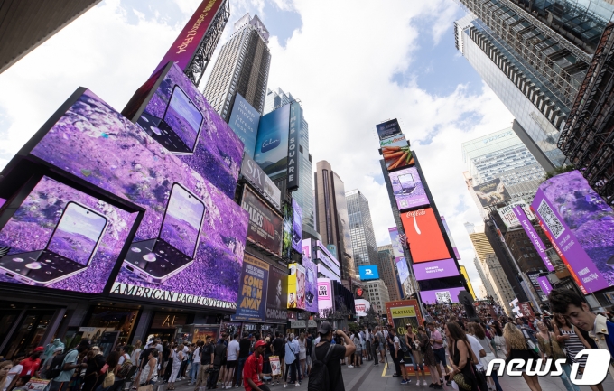 삼성전자가 10일(현지시간) 오후 미국 뉴욕 타임 스퀘어의 15개 스크린에서 그룹 BTS와 함께한 갤럭시Z플립4 광고 영상을 상영했다고 11일 밝혔다. (삼성전자 제공) 2022.8.11/뉴스1