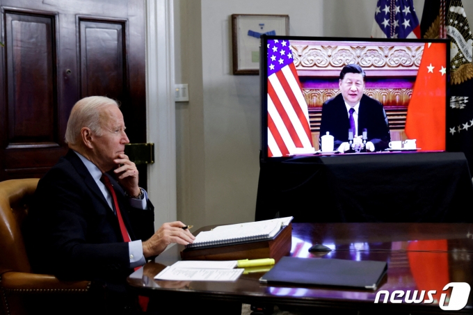 워싱턴 백악관에서 조 바이든 미국 대통령이 시진핑 중국 국가주석과 화상으로 회의하고 있다. 2021.11.15. ⓒ 로이터=뉴스1 ⓒ News1 박기현 기자
