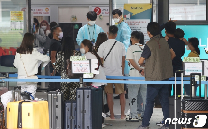 인천국제공항 1터미널 신종 코로나바이러스 감염증(코로나19) 검사센터에서 해외 입국자들이 검사를 받기 위해 기다리고 있다./뉴스1 ⓒ News1 임세영 기자
