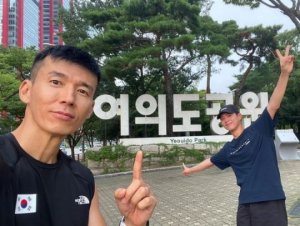 션·박보검, 새벽 5시 러닝 후 여의도공원서 인증 "보검아 고마워"