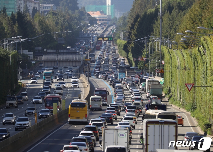 서울 서초구 잠원IC에서 바라본 경부고속도로 하행선(오른쪽)이 휴가를 떠나는 차량들로 정체되고 있다. 2022.7.30/뉴스1 ⓒ News1 신웅수 기자