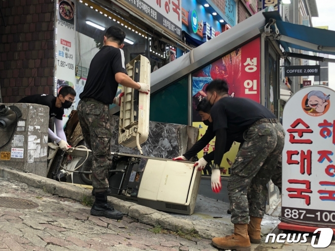 13일 오전 침수 피해가 컸던 서울 관악구 신림동에서 군인들이 지원에 나선 모습.