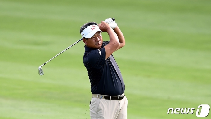 최경주(52·SK텔레콤)가 13일(한국시간) 열린 PGA 챔피언스투어 보잉클래식 1라운드에서 5번홀 어프로치샷을 하고 있다. ⓒ AFP=뉴스1