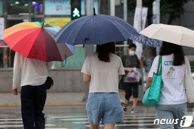 중부지방에 많은 비를 뿌린 정체전선의 영향으로 11일 오후 대구지역에 비가 내리는 가운데 수성구 달구벌대로에서 우산을 쓴 시민들이 발걸음을 재촉하고 있다. 2022.8.11/뉴스1 ⓒ News1 공정식 기자