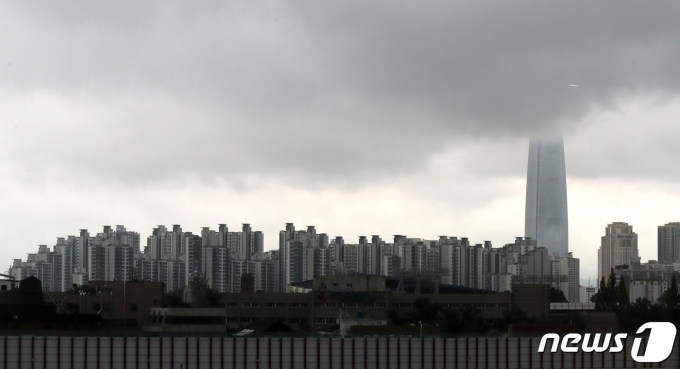 11일 오전 서울 송파구 일대 하늘에 비구름이 낮게 깔려 있다. 2022.8.11/뉴스1 ⓒ News1 구윤성 기자