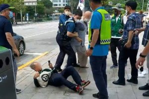 강남 봉은사 앞에서 스님들, 1인 시위자에 '집단폭행'… 왜?