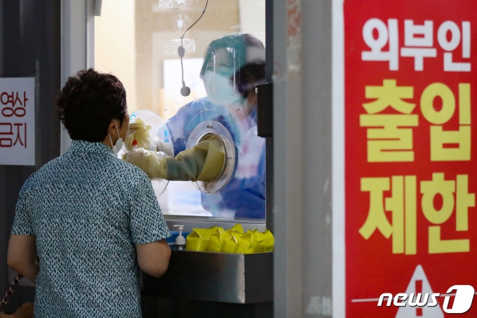 서울 용산구 보건소에 마련된 신종 코로나바이러스 감염증(코로나19) 선별검사소에서 한 시민이 검체 검사를 받고 있다. 2022.8.8/뉴스1 ⓒ News1 민경석 기자