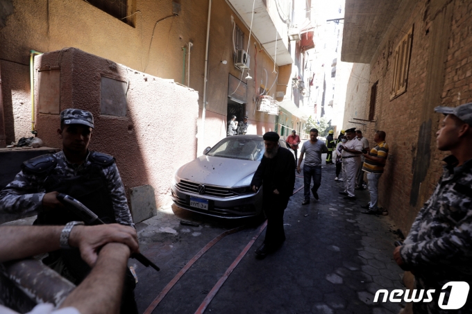 14일(현지시간) 이집트 수도 카이로 교외에 위치한 교회에서 화재가 발생해 41명이 숨졌다. ⓒ 로이터=뉴스1 ⓒ News1 정윤영 기자