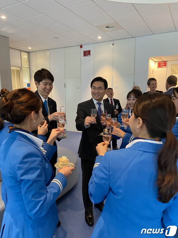 3년간의 기다림 끝에 전원 채용된 26명의 KLM 한국인 승무원들과 주 네덜란드 한국 대사관의 정연두 대사가 KLM 본사 환영식에 참석했다. ⓒ 차현정