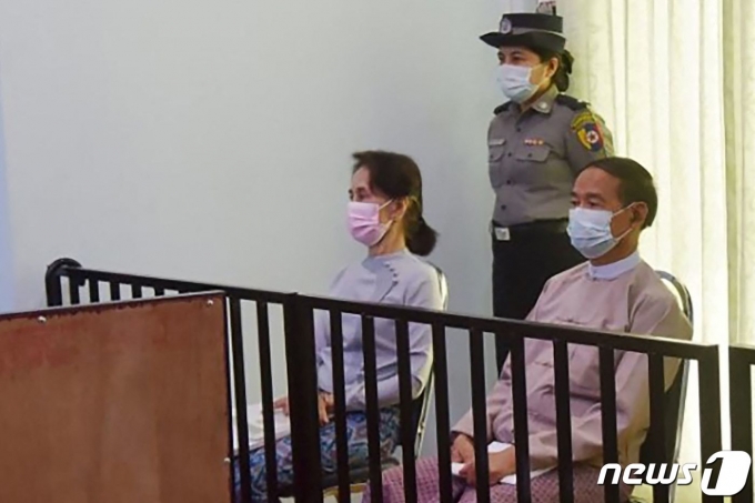 아웅산 수치(왼쪽) 미얀마 국가 고문이 윈민(오른쪽) 전 미얀마 대통령과 나란히 앉아 재판을 받고 있다. 2021.05.24 ⓒ AFP=뉴스1 ⓒ News1 정윤미 기자