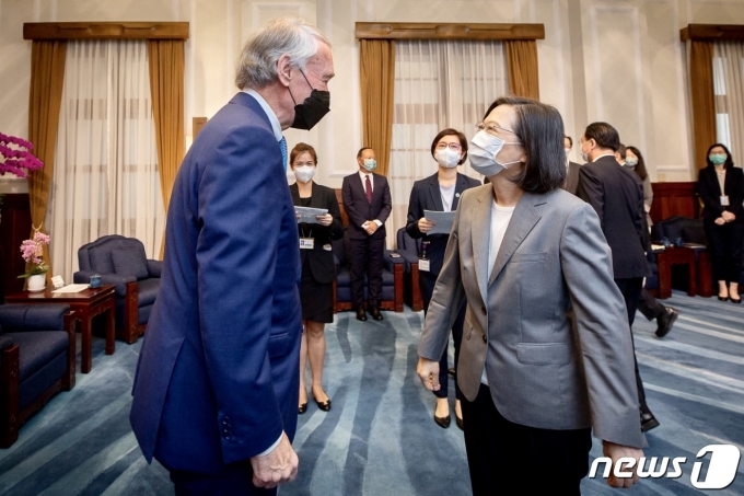 15일(현지시간) 대만 타이베이 총통실에서 에드 마키(왼쪽) 미국 상원의원과 차이잉원(오른쪽) 대만 총통이 마주보고 있다. 2022.08.15 ⓒ AFP=뉴스1 ⓒ News1 정윤미 기자