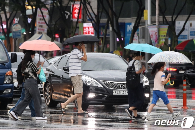대구 수성구 달구벌대로에서 우산을 쓴 시민들이 발걸음을 재촉하고 있다. 2022.8.11/뉴스1 ⓒ News1 공정식 기자