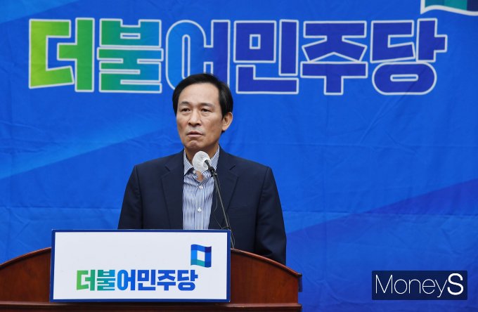 [머니S포토] 우상호 '당헌 80조 개정 논의 하기 위해'