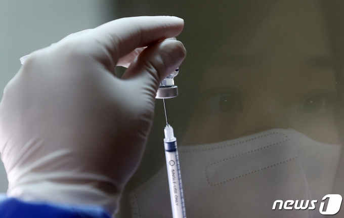 25일 오전 서울 동작구민체육센터에 마련된 예방접종센터에서 의료진들이 화이자 백신을 분주하고 있다. 2021.8.25/뉴스1 ⓒ News1 조태형 기자