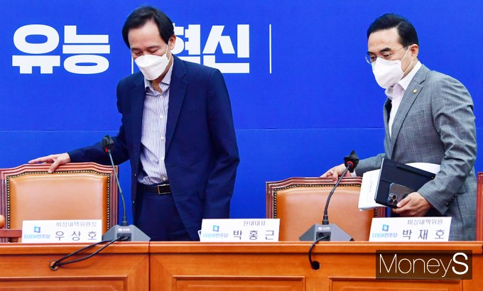 [머니S포토] 尹 취임 100일, 野 비대위 입장하는 우상호·박홍근