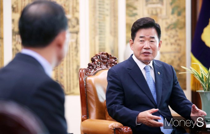 [머니S포토] 김진표 "朱, 국민 원하는 협력·통합 정치하도록 좋은역할 할것 믿어"