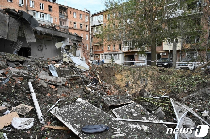 11일(현지시간) 우크라이나 하르키우에서 러시아 군의 포격을 받아 페허가 된 주택의 모습이 보인다. ⓒ AFP=뉴스1 ⓒ News1 우동명 기자