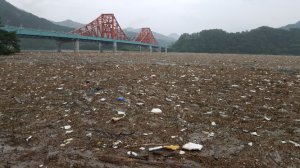 청풍호에 '쓰레기 둥둥섬'?…폭우로 4500평 오염