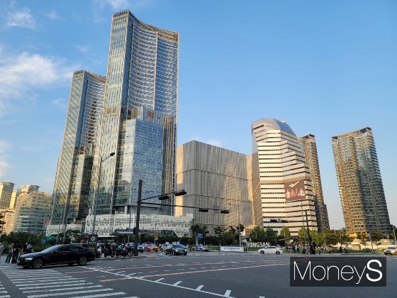 서울 용산역 맞은편으로 고층 빌딩들이 보인다. /사진=신유진 기자