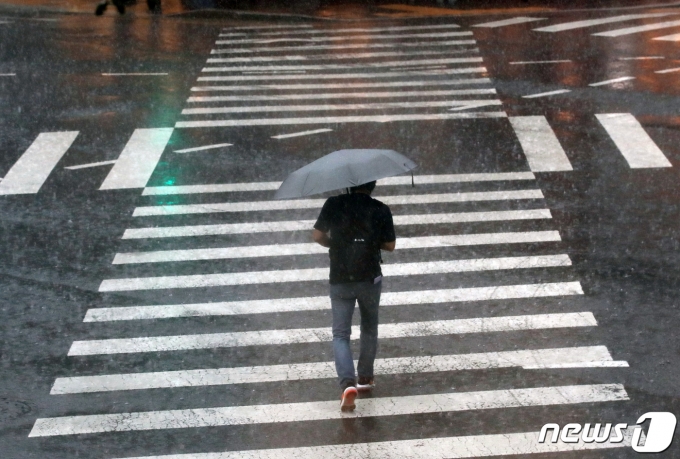 폭우가 내린 19일 서울 종로구 보신각 인근에서 우산을 쓴 시민들이 걸음을 재촉하고 있다. 2022.8.19/뉴스1 ⓒ News1 송원영 기자