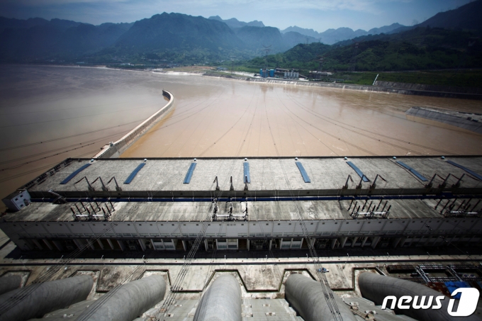 세계 최대 규모인 중국 싼샤 댐의 방류량이 전년 대비 40% 감소했다. ⓒ 로이터=뉴스1 ⓒ News1 정윤영 기자