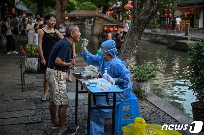 중국 상하이에서 한 보건원이 코로나19 검사를 하고 있다. ⓒ AFP=뉴스1 ⓒ News1 박기현 기자